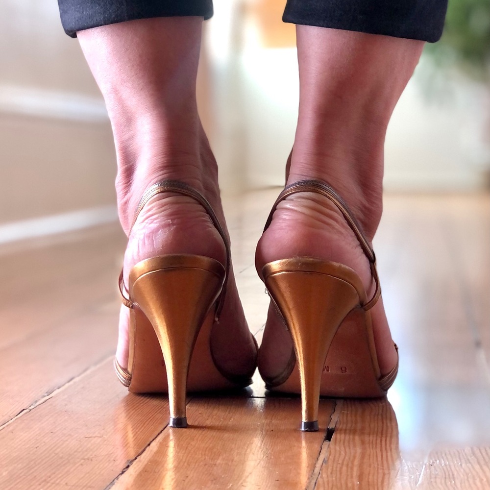 ⭐️ Vintage Gold Heels ⭐️ - Picture 7 of 13